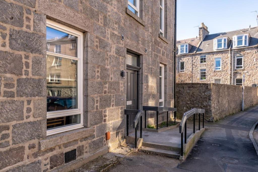 West End @ Netflix @ Newly Built Apartment Aberdeen Exterior photo