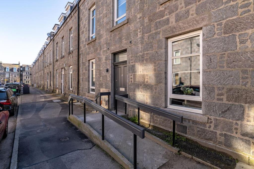West End @ Netflix @ Newly Built Apartment Aberdeen Exterior photo